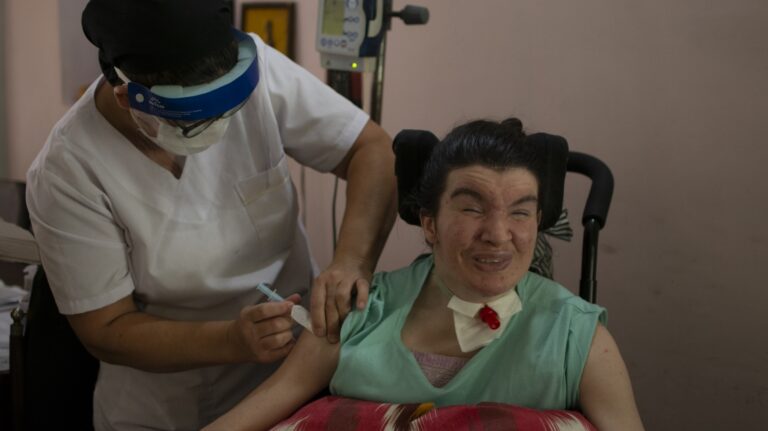 Covid-19: Comenzó la vacunación a personas electrodependientes
