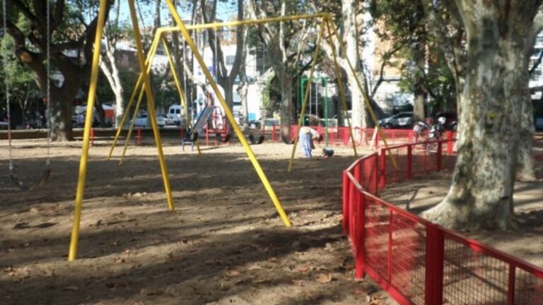 Buscan reemplazar los areneros de las plazas por baldosas de caucho