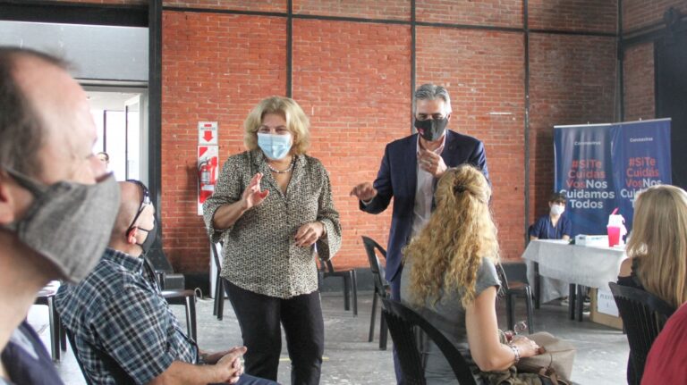 Comenzó el operativo para inocular a docentes de las escuelas medias de la UNR