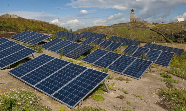 Buscan incorporar energías renovables a las viviendas construidas por el Estado