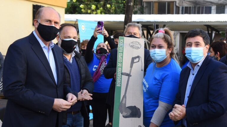 Perotti y Arroyo entregaron materiales y herramientas a beneficiarios del programa Potenciar Trabajo en Rosario