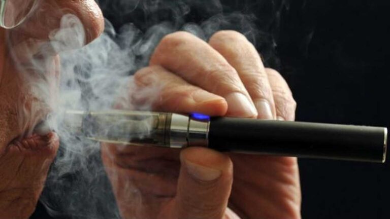 Buscan prohibir por ley la comercialización y publicidad de cigarrillos electrónicos