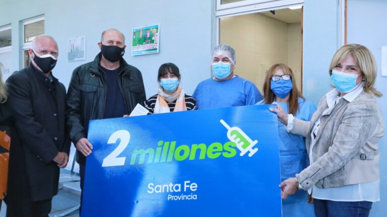 En la provincia ya se vacunaron contra el Covid-19 dos millones de santafesinos y santafesinas con primeras dosis