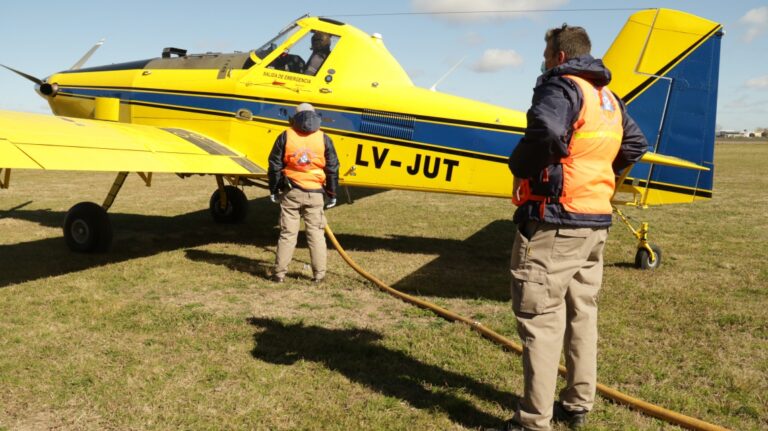 Comenzaron las tareas para combatir el fuego en zona de islas