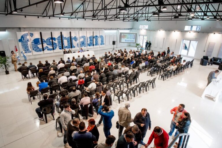 Los municipales reclaman cobrar el aumento salarial con los haberes de julio