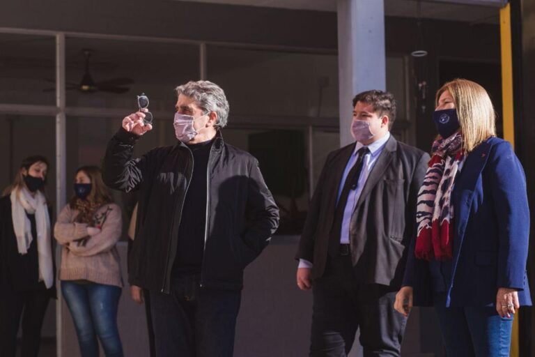 “Tenemos un compromiso muy grande con la educación”, dijo Armando Traferri al entregar equipos y material didáctico