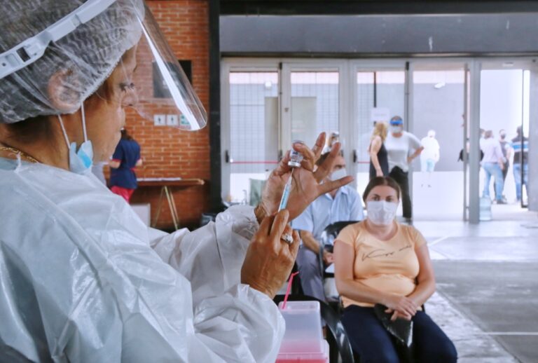Casi un millón de santafesinos recibieron en el mes de julio su turno de vacunación
