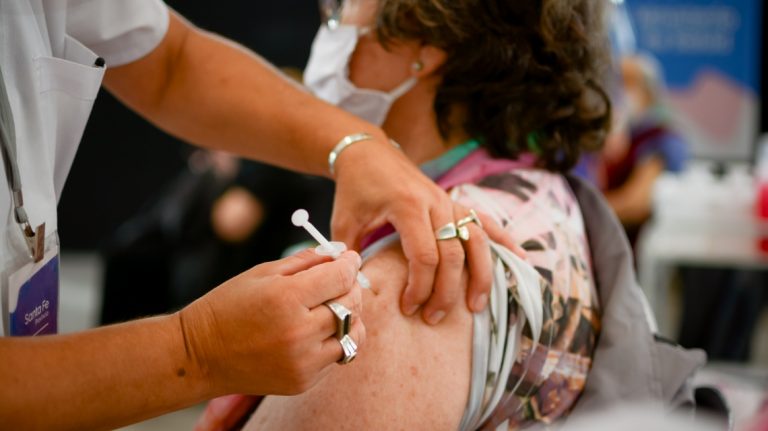 Santa Fe comienza a vacunar a menores de 35 años sin comorbilidades