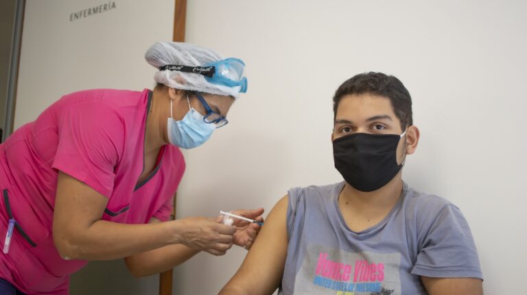 Comenzó la vacunación a menores de 18 años con factores de riesgo
