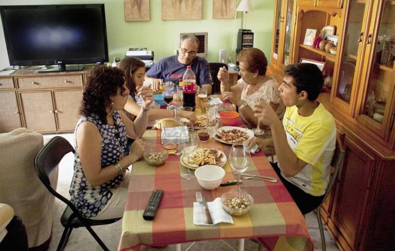 En Santa Fe habilitarán reuniones de hasta 20 personas y habrá más clases presenciales