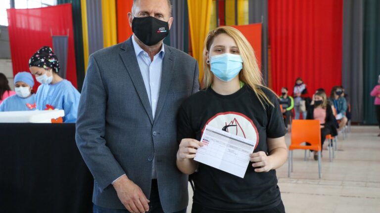 Perotti y Martorano supervisaron el inicio de la vacunación Pfizer a menores de 17 años