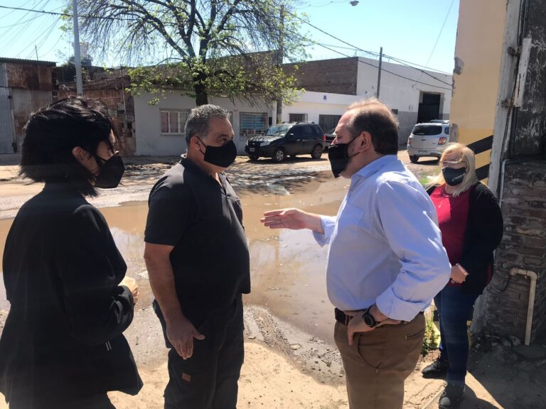 Vecinos y empresas de empalme y bicentenario reclaman a aguas arreglo urgente de calles