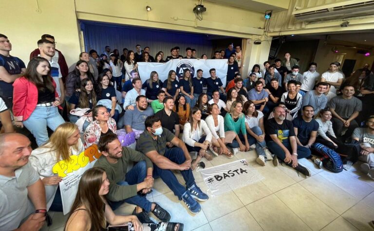 Anita Martinez y Carolina Losada encabezaron un encuentro con jóvenes de Rosario