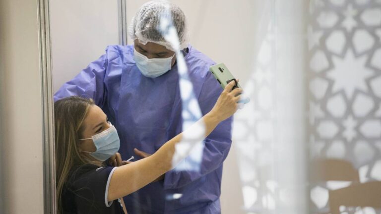 Consenso para reforzar a los 4 meses la vacunación al personal de salud y a los mayores de 60