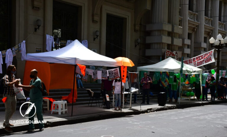 Carpa contra descuentos y en defensa de la salud pública frente a Gobernación