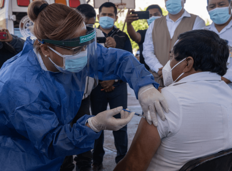 Cuándo puede vacunarse quien tuvo Covid o es contacto estrecho