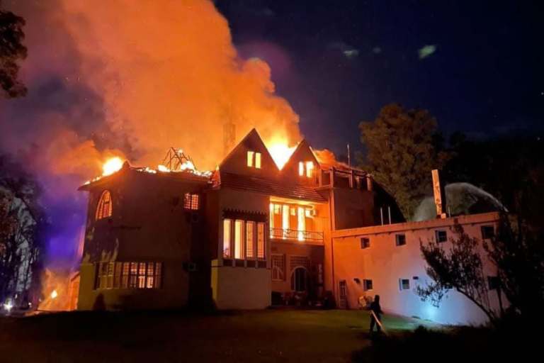 Las imágenes del incendio que consumió un 90% de la estructura del Club House de Kentucky