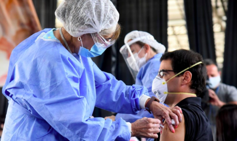 Coronavirus: cuándo deben recibir la tercera dosis quienes se contagiaron