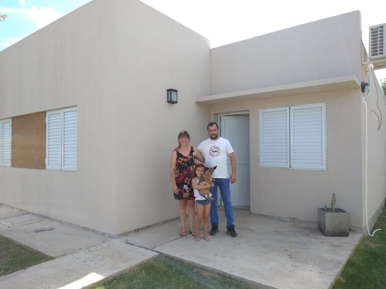 Dos familias de San Jerónimo Sud accedieron al sueño de la Casa Propia