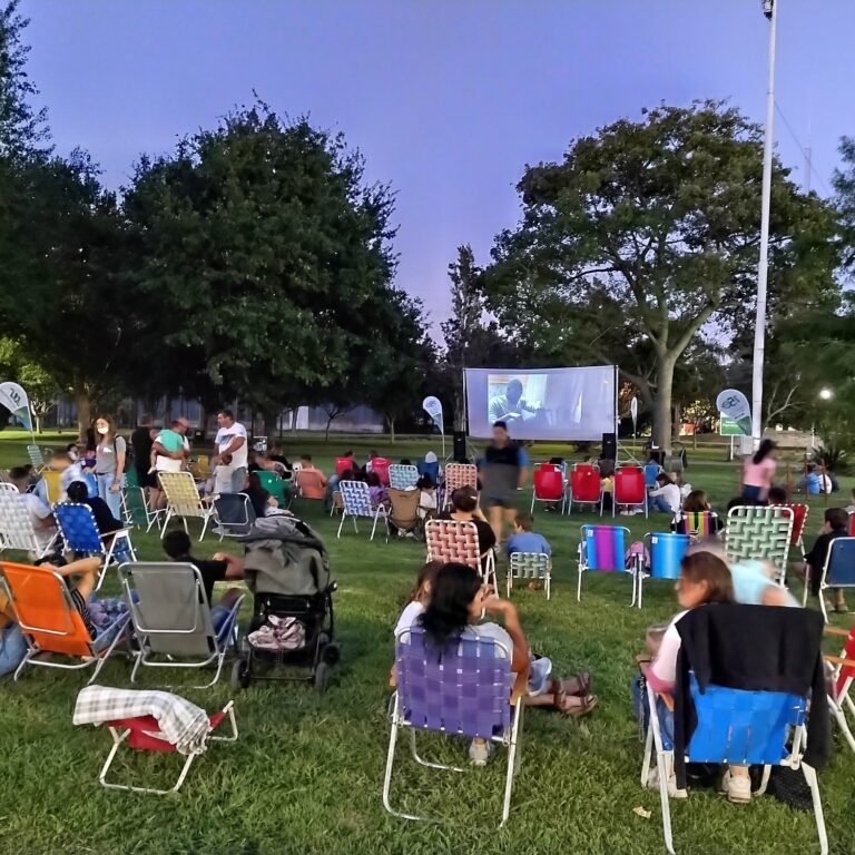 En San Jerónimo Sud el verano tiene su cine bajo las estrellas
