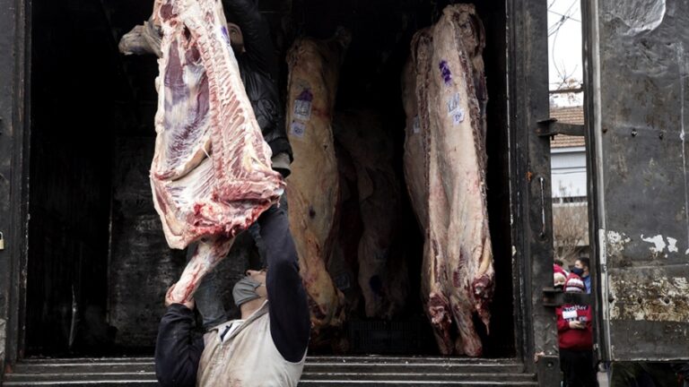 Según el Centro de Economía Política, la carne aumentó un 55,5%  en el último año