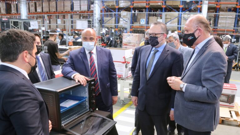 Manzur, Kulfas y Perotti anunciaron inversiones en la mayor fábrica de electrodomésticos del país