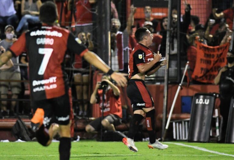 Con el pie derecho: Newell’s arrancó el campeonato ganando