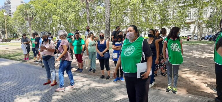 Docentes y trabajadores de ATE marcharon pidiendo mejoras en el salario