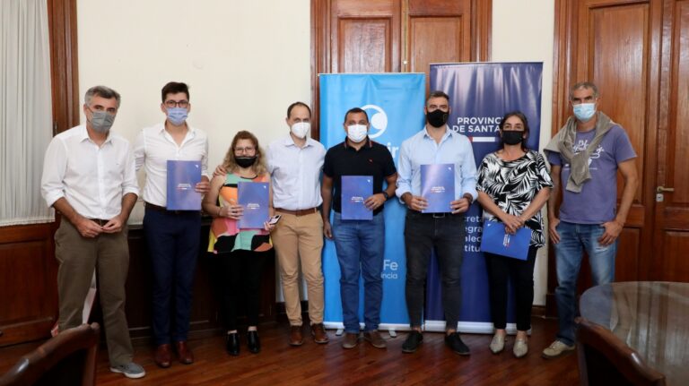 Firma de convenios y desembolsos para localidades de Iriondo