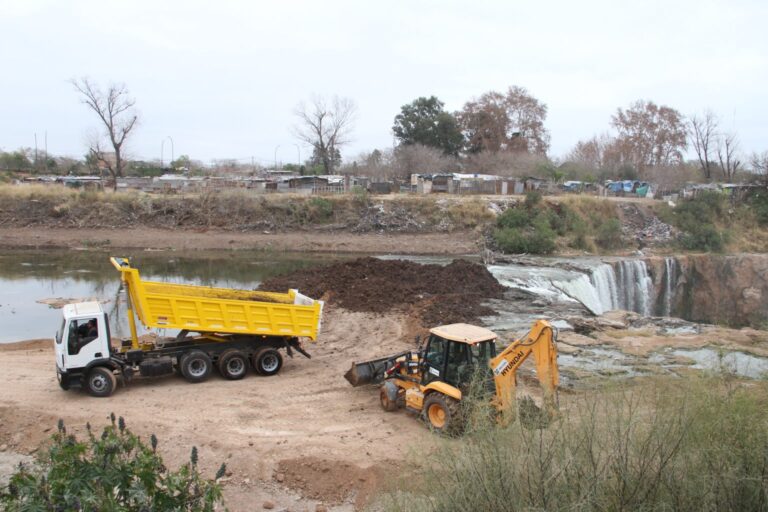 Cascada del arroyo Saladillo: arrancaron las obras en el Parque Regional Sur