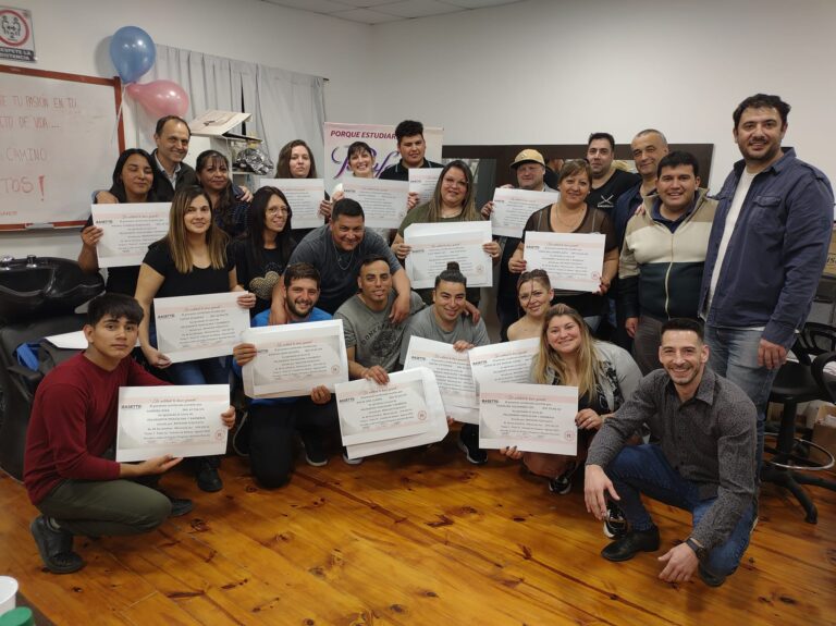 Culminó el primer curso de peluquería y barbería masculina de la Senaduría