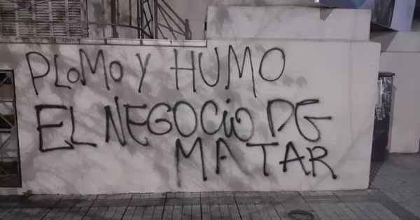 “Plomo y humo. El negocio de matar”: aparecieron nuevas pintadas en diferentes edificios de la ciudad