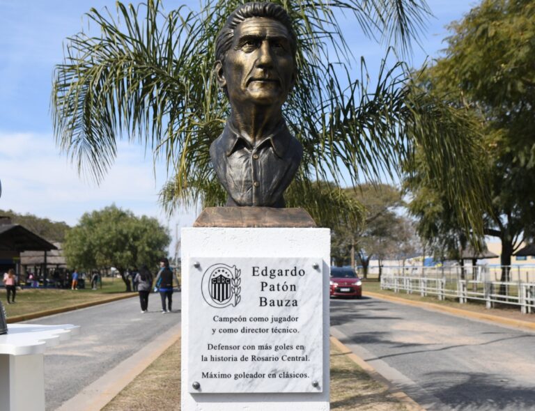 Rosario Central inauguró un busto en homenaje al “Patón” Bauza en Arroyo Seco