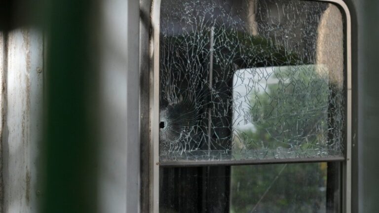 Balearon el frente de los Tribunales Federales de Oroño