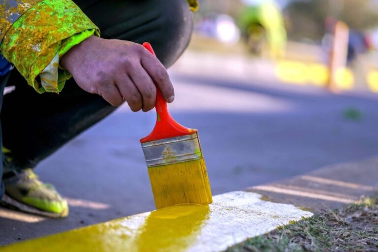 Atropelló a un inspector de Tránsito, y lo mandaron a pintar cordones