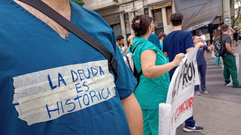 Médicos residentes realizan paro por 48 horas