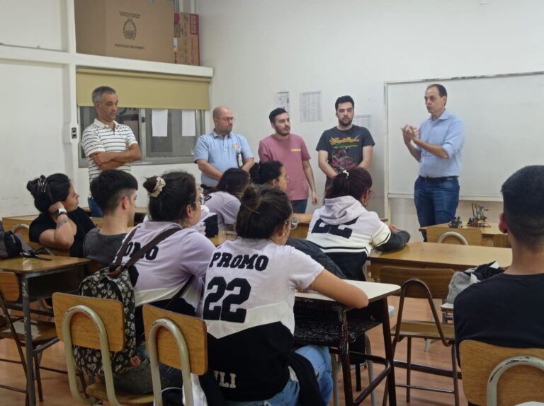 La Senaduría brindó capacitación en Arduino a alumnos del Colegio Nacional