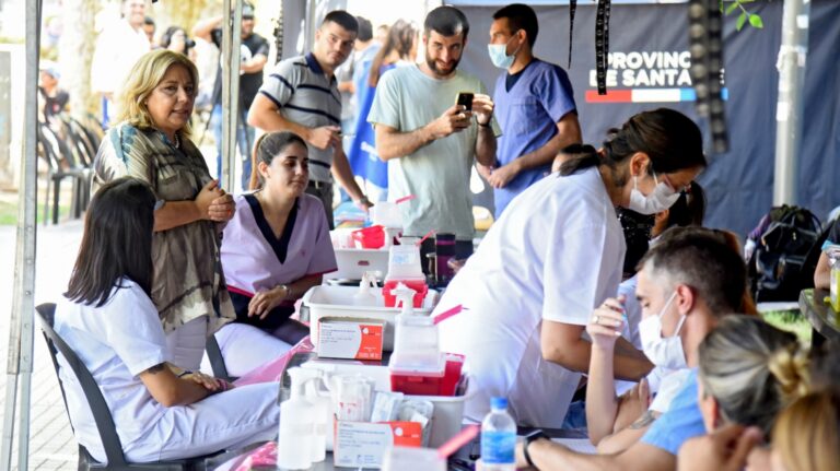 Vacunas bivalentes: desde cuándo están disponibles y quiénes se la tienen que aplicar