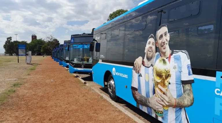 Presentan 15 nuevos colectivos con homenajes a Messi y Di María