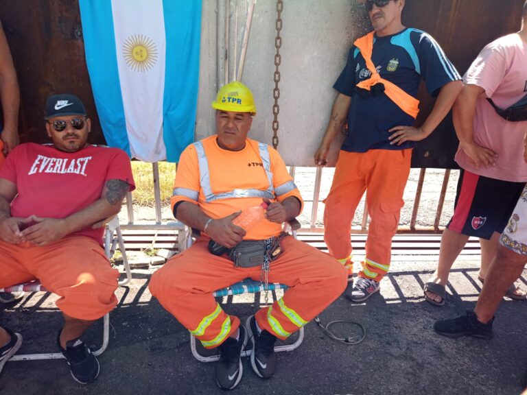 Trabajador despedido del Puerto Rosario se encadenó y amenazó con prenderse fuego