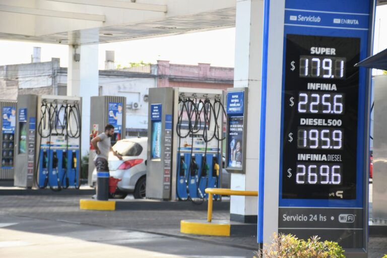 Último día para cargar nafta sin aumento: este lunes suben los combustibles