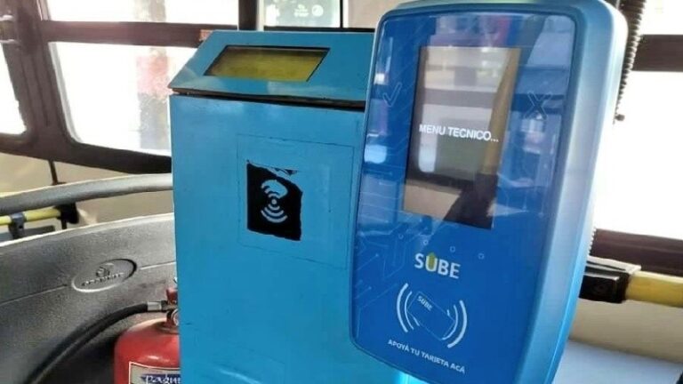 Aparecieron las primeras máquinas canceladoras de Sube en colectivos de Rosario