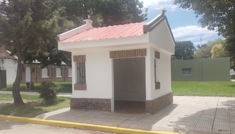 San Jeronimo Sud: renuevan las garitas de las paradas de colectivos