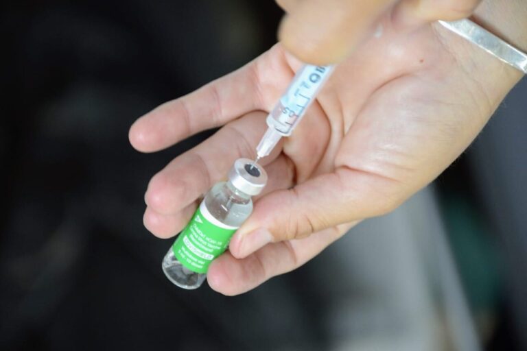 Los centros de salud municipales aplican la vacuna bivalente contra el Covid