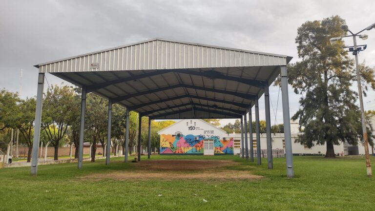 Avanza el salón de usos múltiples de la escuela primaria de San Jerónimo Sud