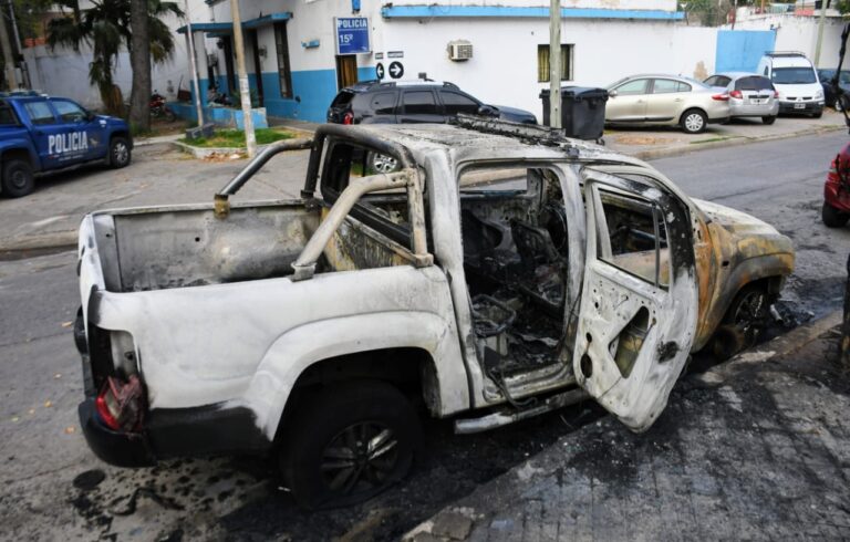 Prendieron fuego una camioneta de la policía frente a la Comisaría 15ª en la zona sur