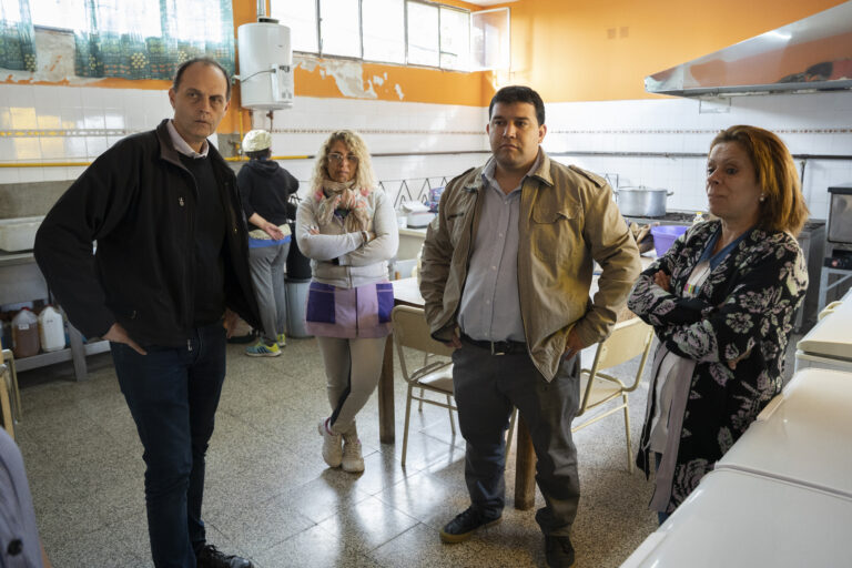 Cañada de Gómez: Rasetto entregó un freezer para un comedor estudiantil
