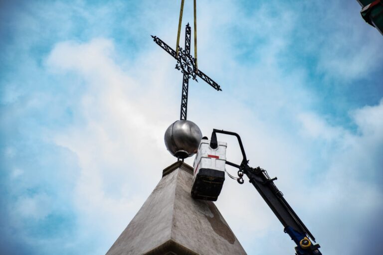 Serodino: con aportes de senaduría la Parroquia San José volvió a tener la cruz sobre el campanario
