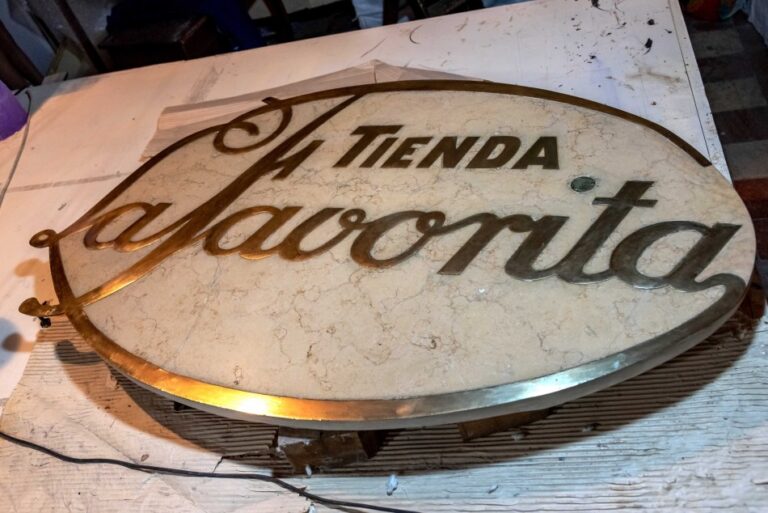 El municipio restituyó la icónica placa identitaria de La Favorita