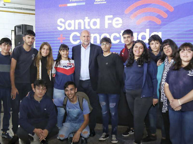 Perotti encabezó el lanzamiento del programa “Santa Fe + Conectada” en barrios populares